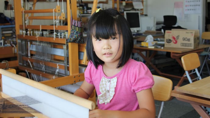 １人で手織り体験をしました。　　　　　　　竹島クラフトセンター