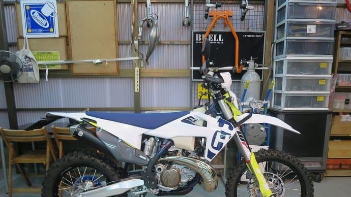 Husqvarna TE250i 2020 にハイシートを付けてみました！メリークリスマス^_^