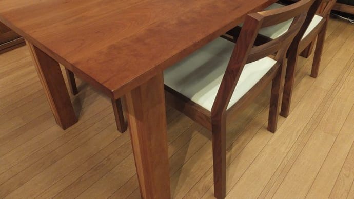 57、心温まる木の家具、いろいろ掘り出し物もあるかも?。という周年祭。一枚板と木の家具の専門店エムズファニチャーです。
