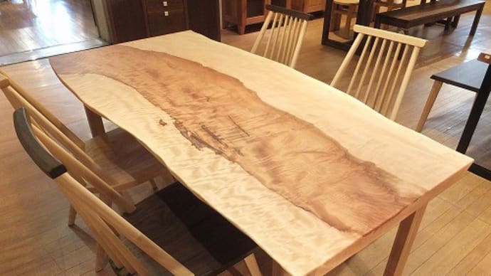 ２９２、【お客様よりお問い合わせ】一枚板テーブルについて、お勧めの一枚板テーブルは何ですか？一枚板と木の家具の専門店エムズファニチャーです。