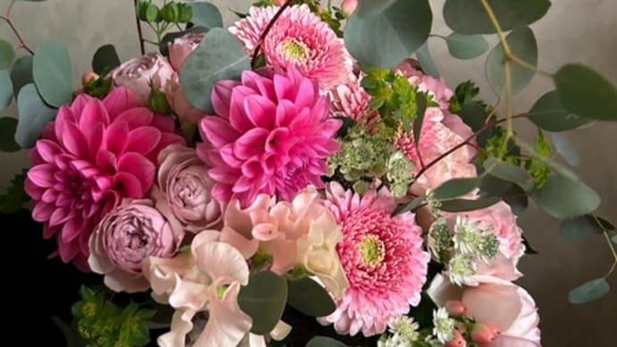 ピンク・イエロー・ブルー3つのお花束