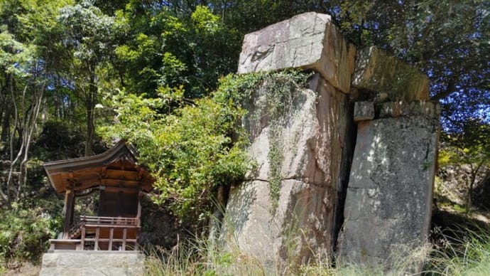 水分神社と巨岩