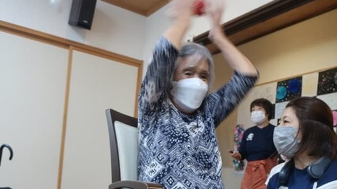 今日2個目!傘に玉入れ☂