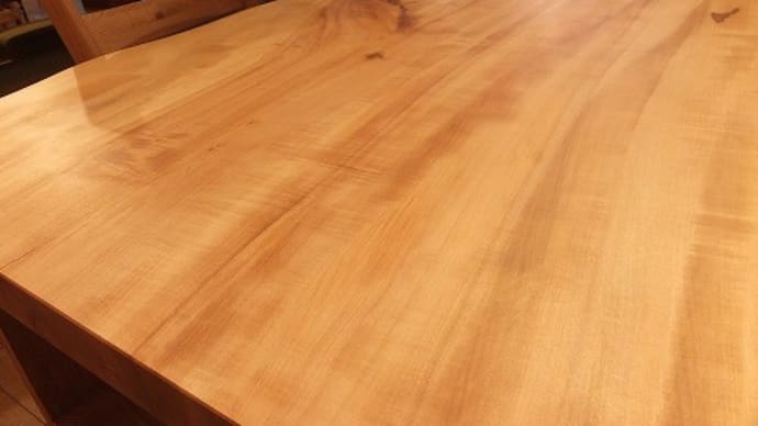 ３９４、癒されますね～栃の一枚板テーブル。スベスベ触ると心地よい。　一枚板と木の家具の専門店エムズファニチャーです。