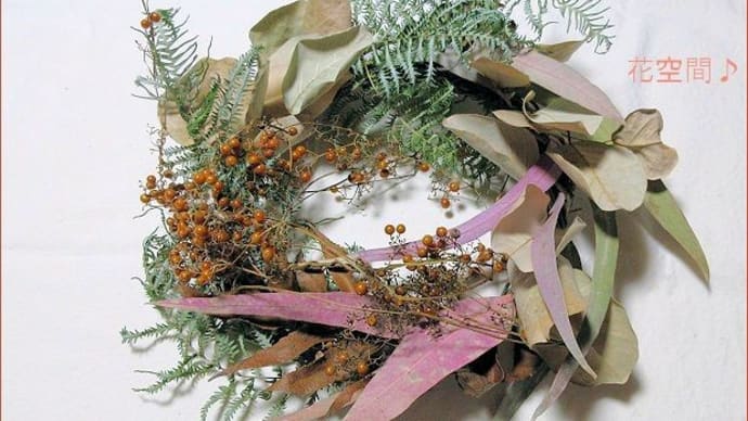 紅葉したユーカリの葉と草の実のリース