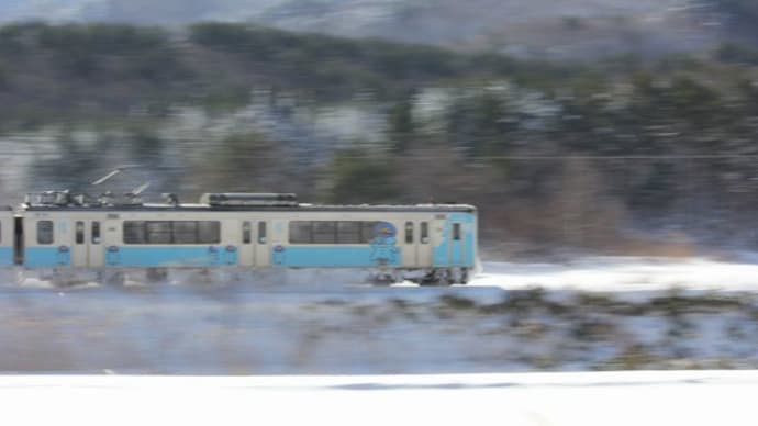 大雪の中・・・走る「青い森鉄道」