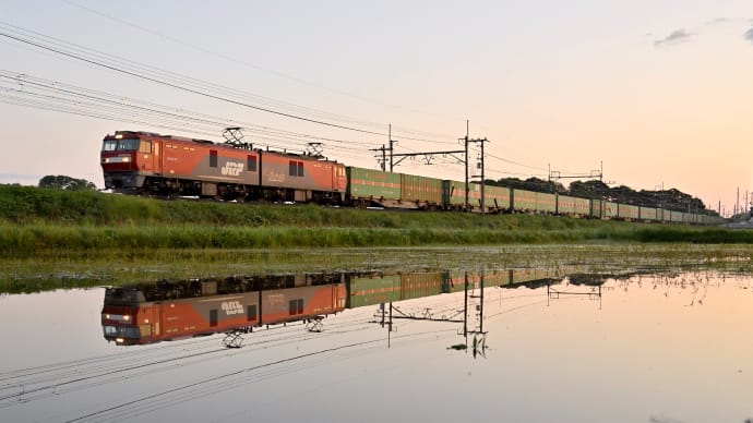早朝の三列車を水鏡で...