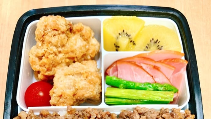 星⭐︎入りそぼろ弁当 いつまで孤食が続くのか