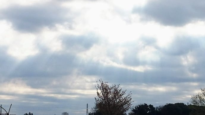 早朝の空に光芒♪