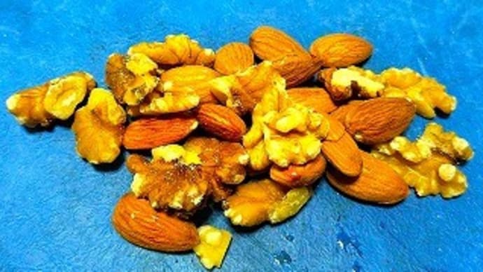 出社してベトナム菓子を朝飯にして作造さんのお世話になりチキンな夕餉