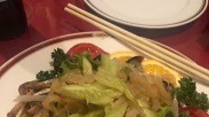 語ってはうなずく。