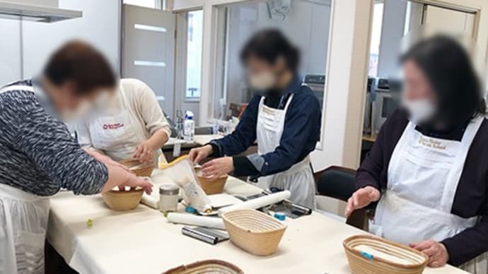 教室会員の先生方の授業です。パン・ド・カンパーニュとゴロゴロナッツを作りました。