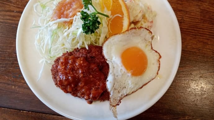 メンチカツ目玉焼き