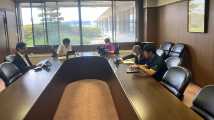 議会報編集委員会と提案。