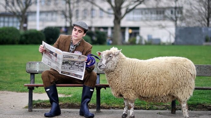 『写真で一言』羊と紳士の農民