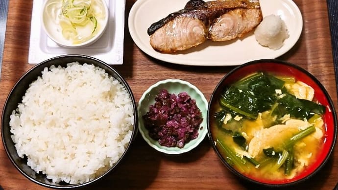 家で朝ごはん(ごはんはあきたこまち、鰤の塩焼、納豆、ほうれん草と玉子のみそ汁、刻みしば漬け)(2025年4月29日)