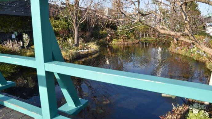 西武デパート屋上モネの池　　橋越しの池と木のバンビーたち　　　　7
