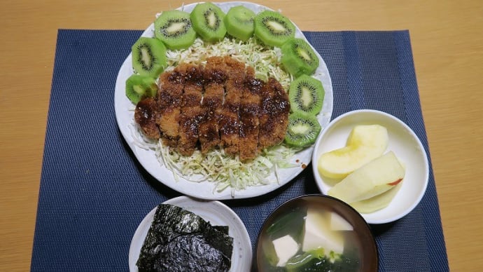 海苔🍙とソースカツと味噌汁、炊屋食堂の田舎定食・・・庶民の味。
