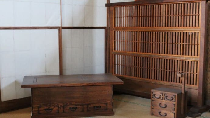 昭和の家具が沢山並ぶ建材工房