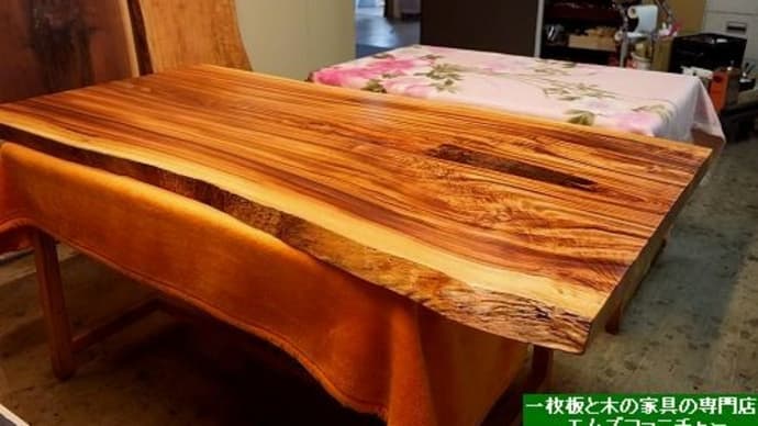 2420、お届け前の準備~仕上げの作業。クスノキの一枚板。一枚板と木の家具の専門店エムズファニチャーです。