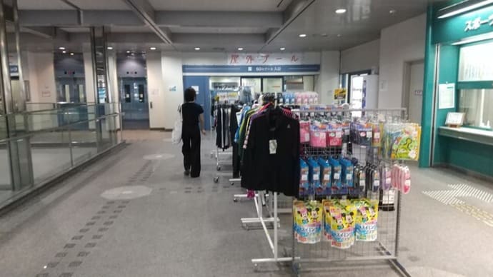 本日、準神である私は雷の神様に負けることが判明しました。真田山プールで更衣を終えたとたん雷が。遊泳中止に、シャワーだけ浴びて帰りました。