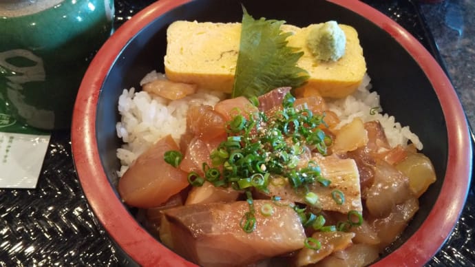 駅前にある人気の回転寿司屋でまかない丼