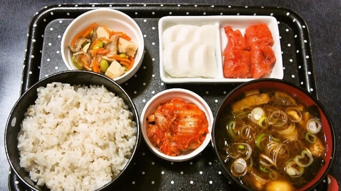 家で朝ご飯(押麦ごはんに辛子明太子、のどぐろ蒲鉾、高野豆腐煮、赤だしのみそ汁、キムチ)(2022年6月30日)