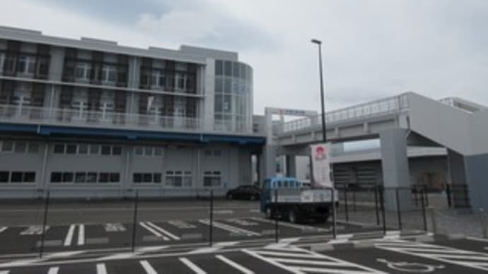 塩釜市魚市場内の「塩釜海の駅」。3月27日の刺身付き日替わり830円は、ミックスフライ、マグロの竜田揚げ。人気のはね天もゲット