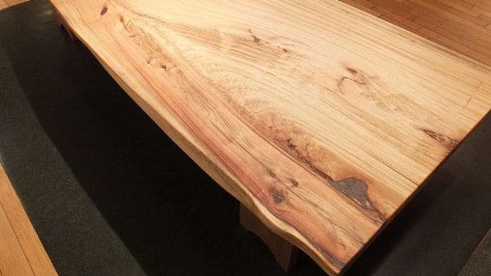 １６５、躍動感を伝えるのが、一枚板テーブルの醍醐味。くつろぐ時間のために生まれた、肘付きチェアー。一枚板と木の家具の専門店エムズファニチャーです。
