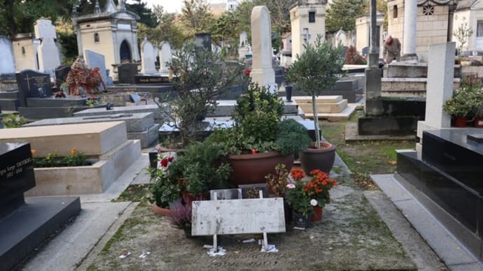 パリ　モンパルナス墓地に　ゲンズブールを偲ぶ