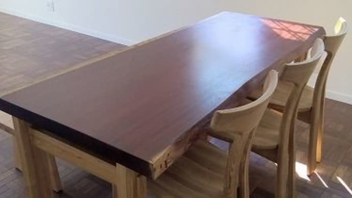赤紫の一枚板テーブル。お客様宅へお届けをさせて頂きました。その名はパープルハート。エムズファニチャーです。