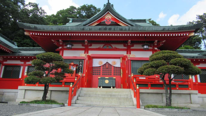 織姫神社、現在は縁結びの神として有名!朱塗りのお宮は緑に映えて景観が最高に美しい。