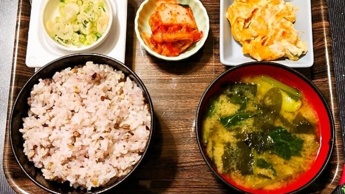 家で朝ごはん(十六穀ごはんにかぼちゃサラダ、白菜キムチ、納豆、小松菜とわかめのみそ汁)(2024年7月29日)
