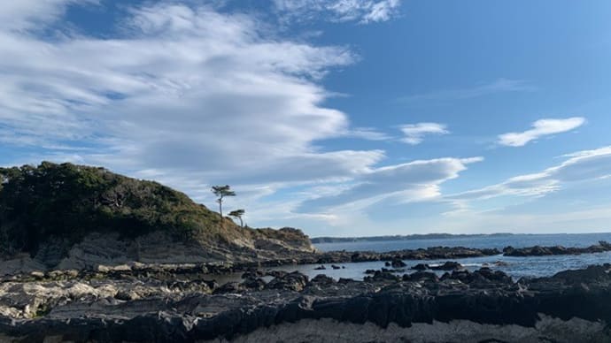 荒崎の海岸で、空の雲を堪能