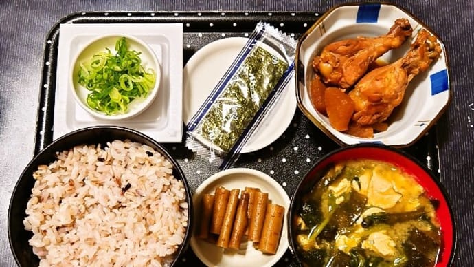 家で朝ごはん(十六穀ごはんに鶏肉と大根のさっぱり煮(ポン酢煮)、味付のり、納豆、ほうれん草と玉子のみそ汁、ごぼうの漬物)(2023年3月7日)
