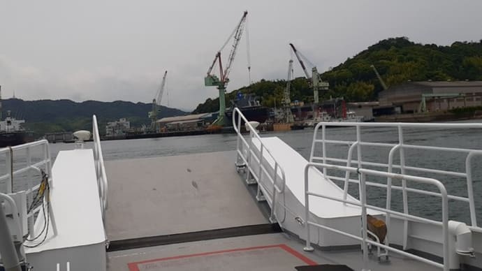 海から造船所を眺めて