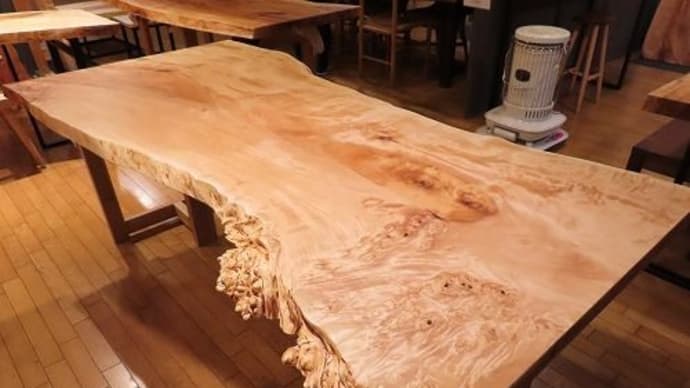 1865、新しく入荷の一枚板より、少しずつ仕上がってきて店頭を入れ替えしながら展示を。一枚板と木の家具の専門店エムズファニチャーです。