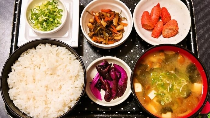 家で朝ご飯(ごはんは千葉県産粒すけ(新米)に焼き明太子、切り昆布煮、納豆、なめこ汁、赤しば漬)(2023年10月14日)