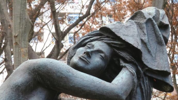 「水浴の女」と落ち葉