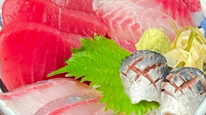 本日の小田原地魚丼、キハダマグロ、カンパチ、イサキを盛り付けています!