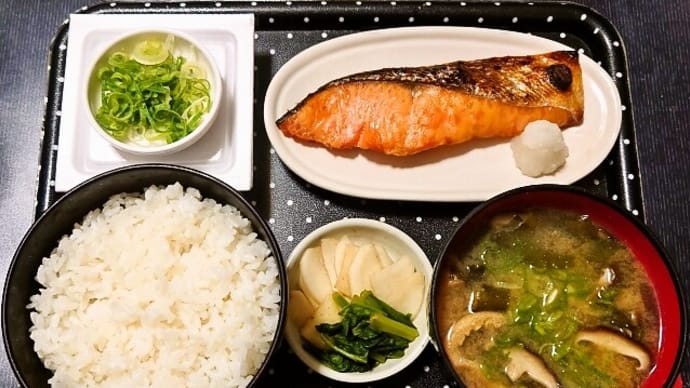 家で朝ごはん(ごはんは高知県産コシヒカリに焼鮭(銀鮭)、納豆、椎茸のみそ汁、かぶの浅漬(自家漬))(2023年6月26日)