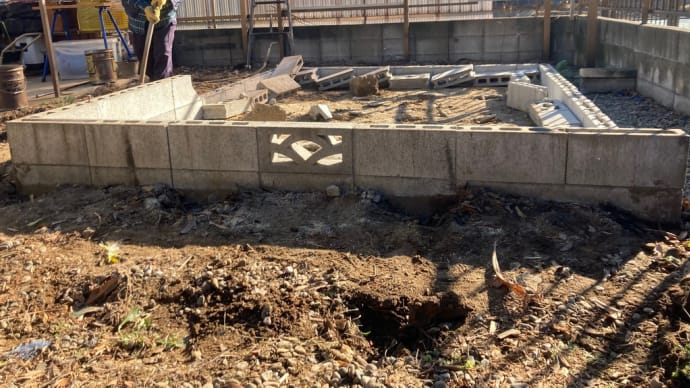 倉庫基礎の解体　沓石の掘り起こしと簡易基礎ブロックの崩壊