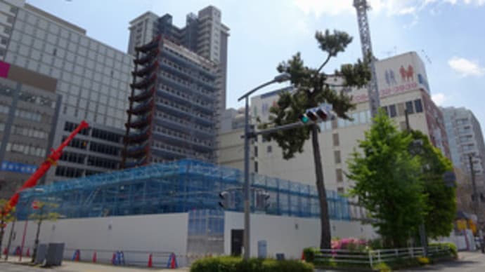 広島県福山市東桜町のマンション建設現場に出現した巨大タワークレーン