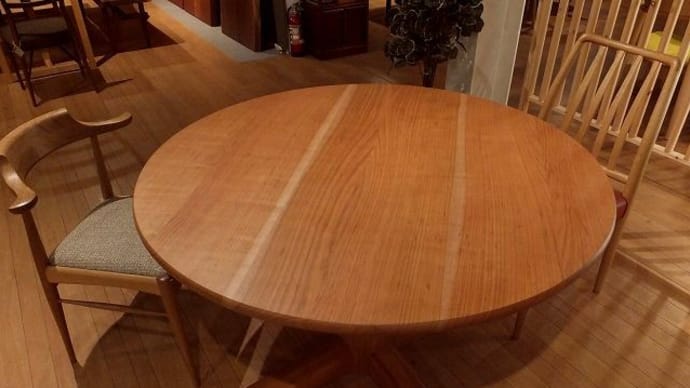 １５３８、手触り感も良く優しい雰囲気のヤマザクラの丸いテーブル。一枚板と木の家具の専門店エムズファニチャーです。