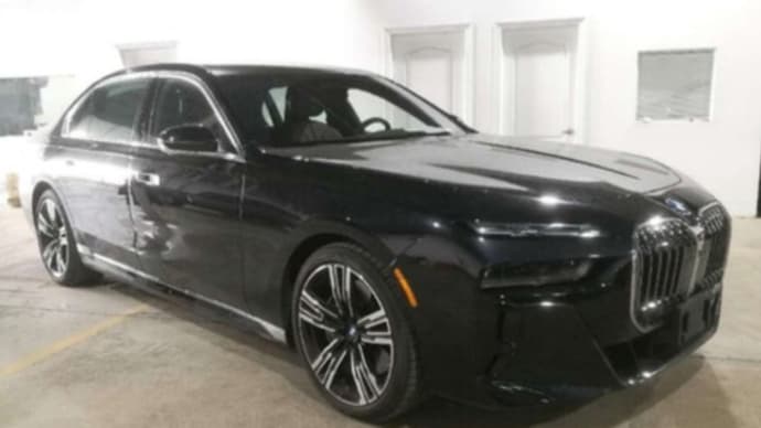 間もなく日本未導入のモデルBMW「760i(G70型)」が到着する予定でございます!