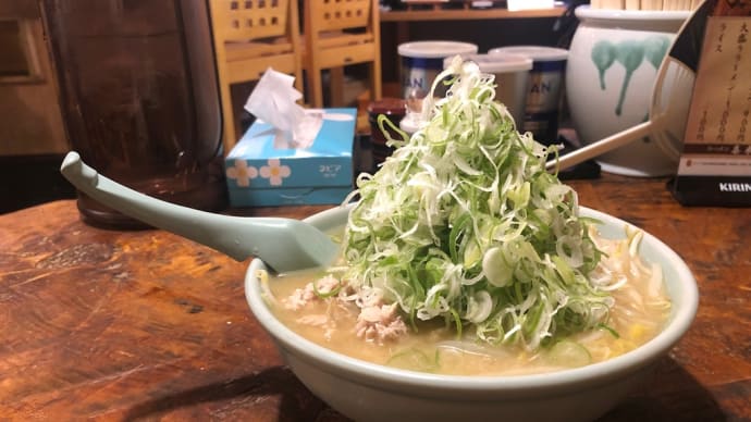 行列の出来るお店のネギたっぷりな味噌ラーメン…