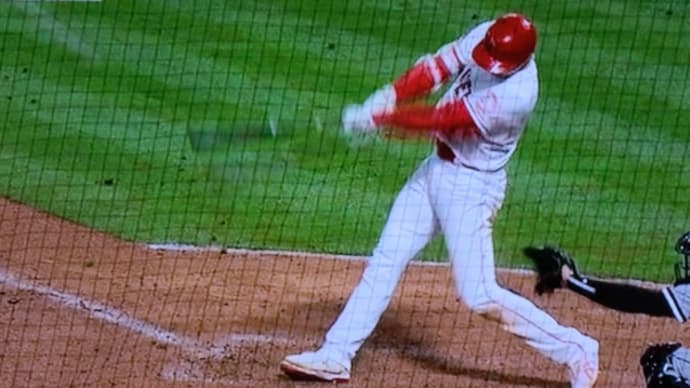 超速報・ピッチャー大谷、いきなり特大ホームラン打つ！