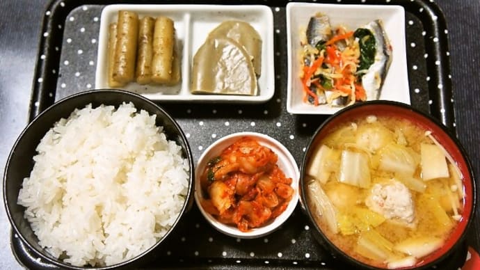 家で朝ご飯(山形県産雪若丸にままかり、黒はんぺん、たたきごぼう、つみれ汁、キムチ)(2022年1月10日)