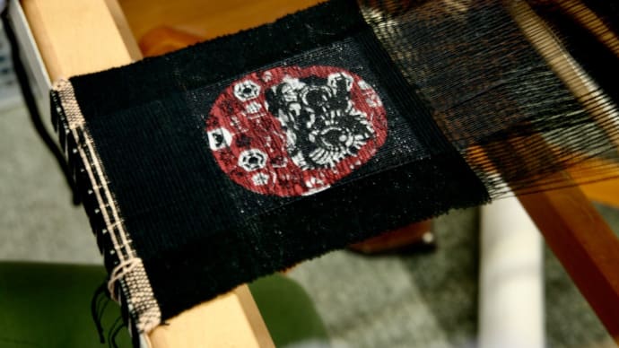 切り絵を織り込むtapestry