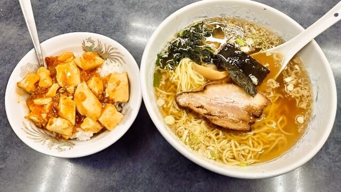 らーめん北斗で気まぐれ750円セット(しょうゆらーめん+ミニ麻婆丼)(2023年10月22日)